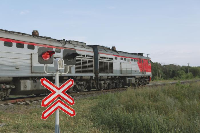 Почти два десятка пассажирских поездов задерживаются в Орловской области после подрыва железнодорожных путей