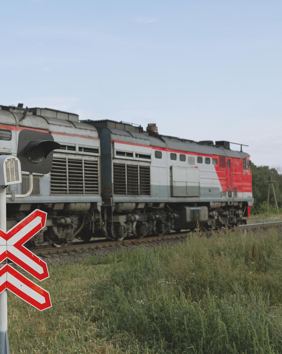 Почти два десятка пассажирских поездов задерживаются в Орловской области после подрыва железнодорожных путей