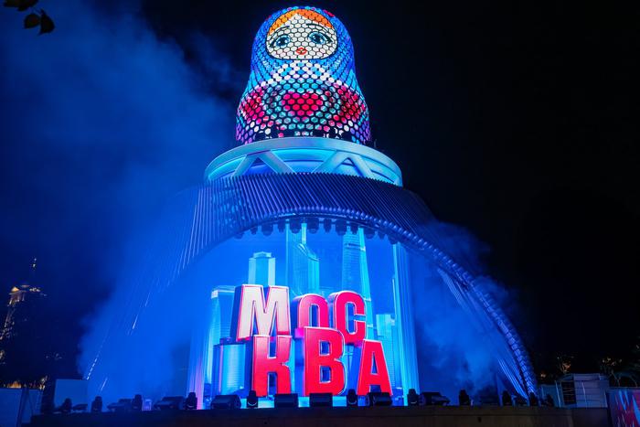 Новую инновационную инсталляцию "Матрёшка Москвы" открыли на территории парка "Зарядье"