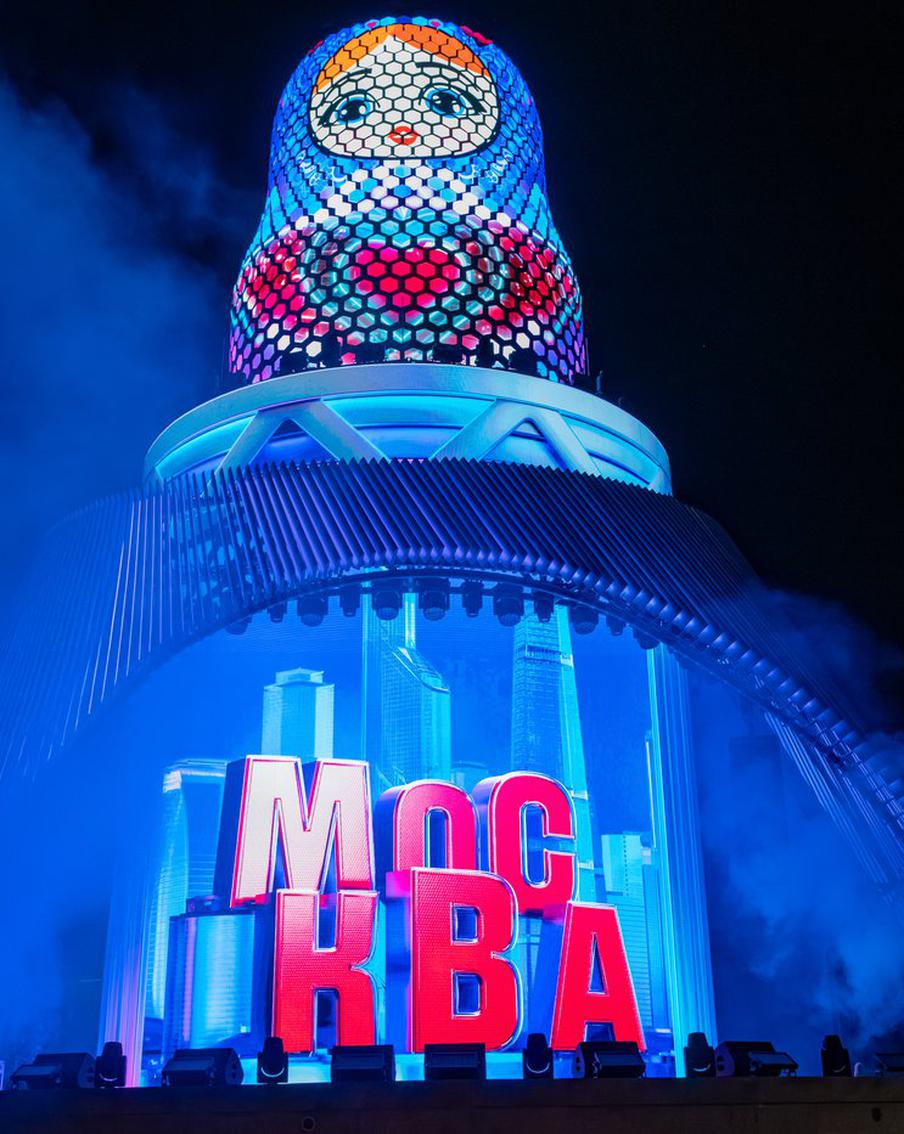 Новую инновационную инсталляцию "Матрёшка Москвы" открыли на территории парка "Зарядье"