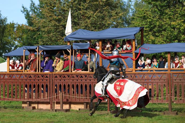 Судьбу рыцаря может решить брошенный дамой платок: в "Царицыно" прошёл настоящий рыцарский турнир