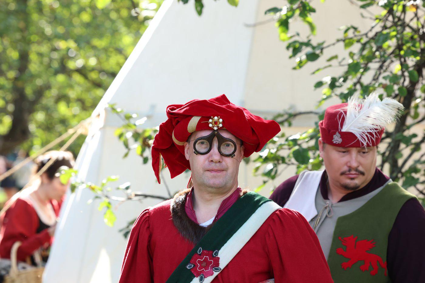 Детализация исторических костюмов в абсолюте: все элементы должны быть такими же, какими они были в Средневековье, даже очки.