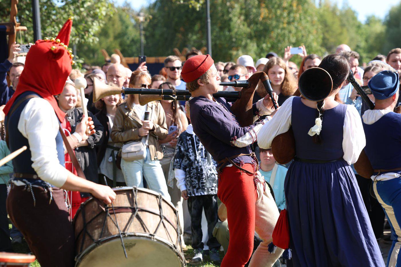 Музыканты играют на аутентичных средневековых инструментах.