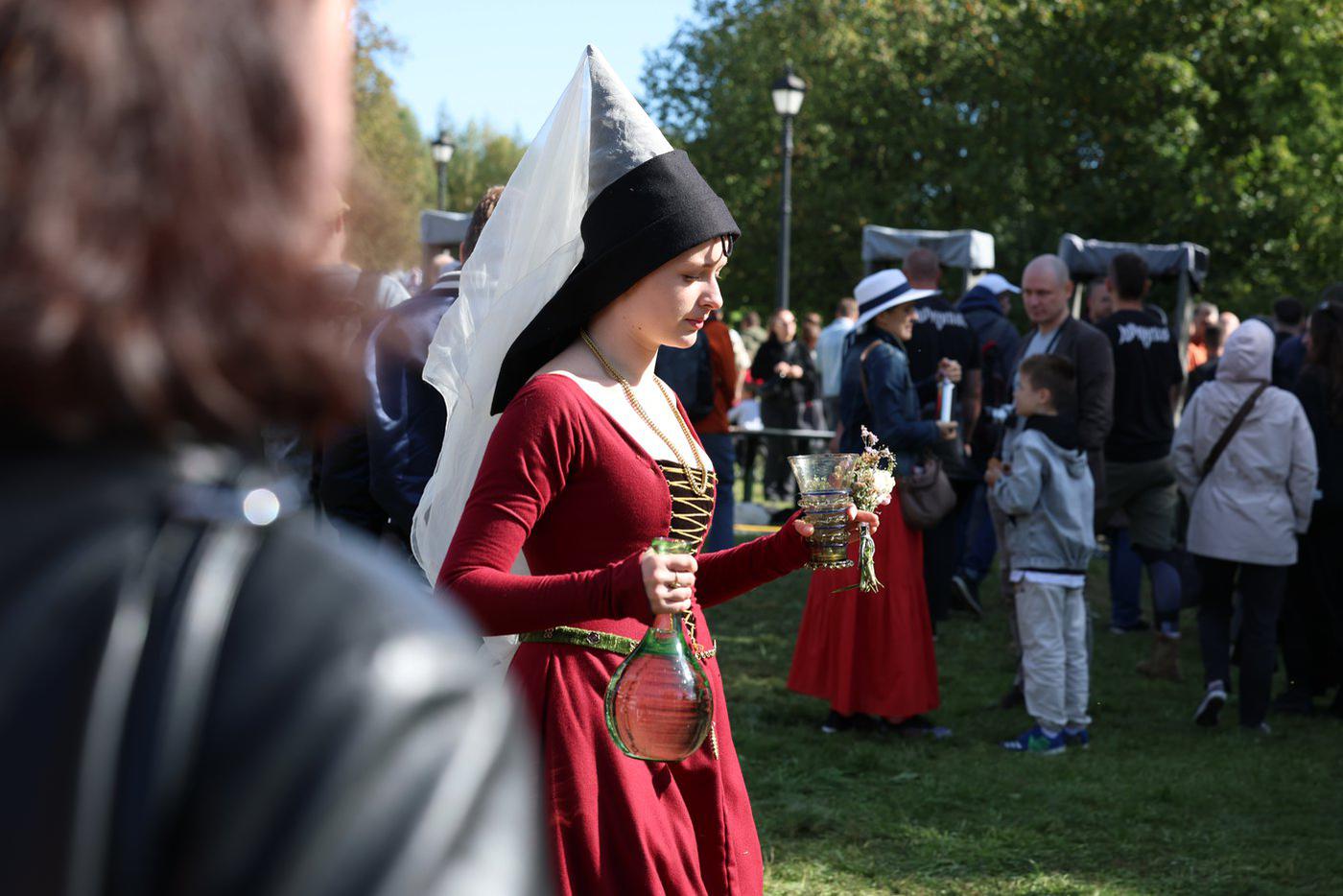 Даже вазы и кубки соответствуют историческому контексту.