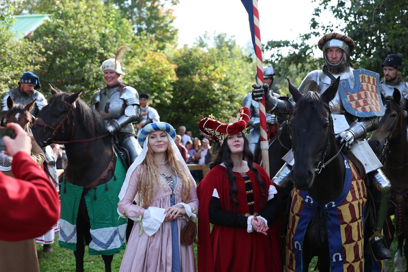 Прекрасные дамы в окружении храбрых рыцарей.