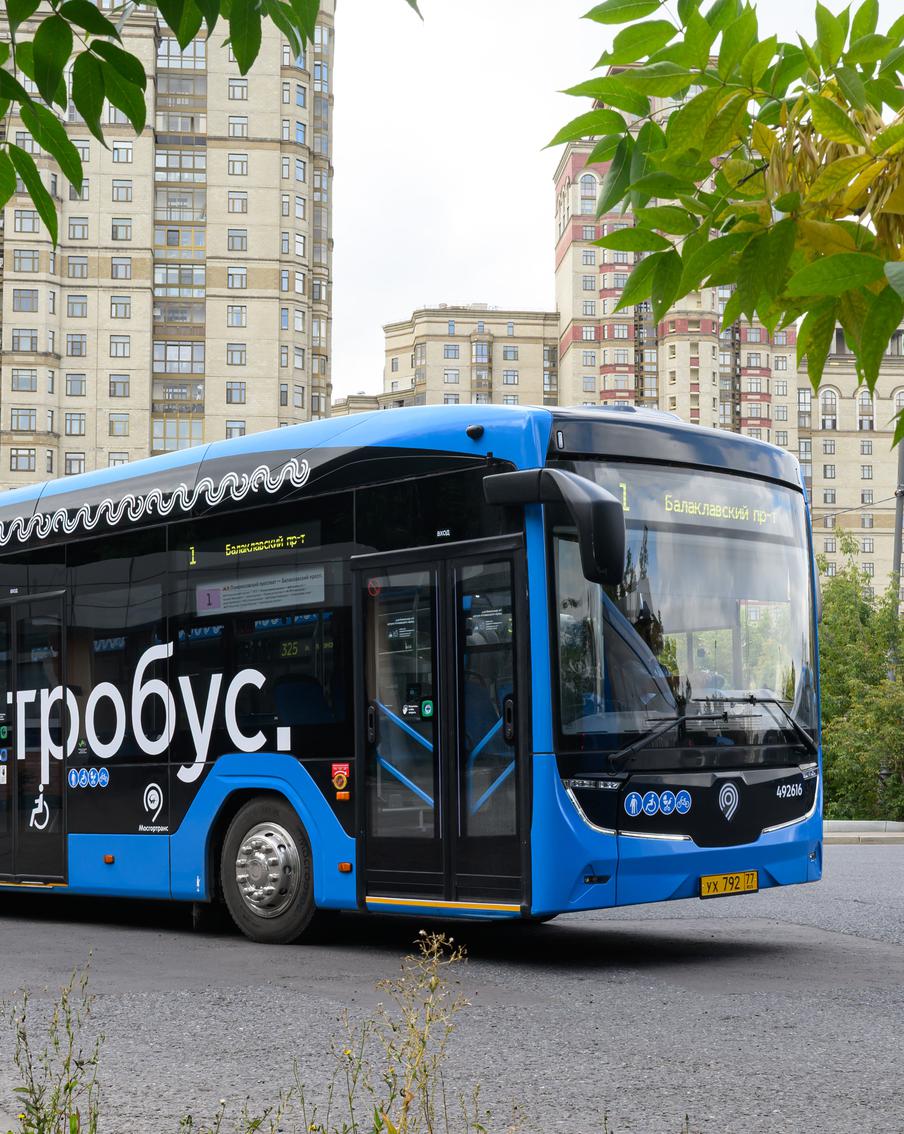 13 современных электробусов вышли на два новых электробусных маршрута в Москве