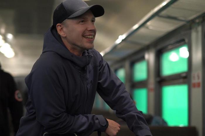 Вышла комедия "Беги", где режиссёр Роман Артемьев заставил Пореченкова попытаться убить Кологривого