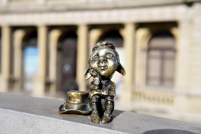 Миниатюрные скульптуры хомлинов помогают узнать Калининград и исполняют желания