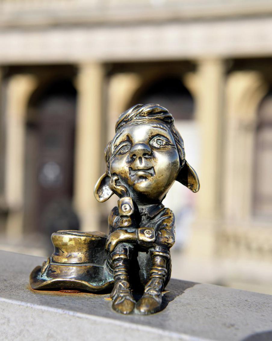 Миниатюрные скульптуры хомлинов помогают узнать Калининград и исполняют желания