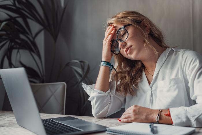 "Внезапная головная боль – повод для тревоги": интервью с неврологом о магнитных бурях, мигренях и симптомах