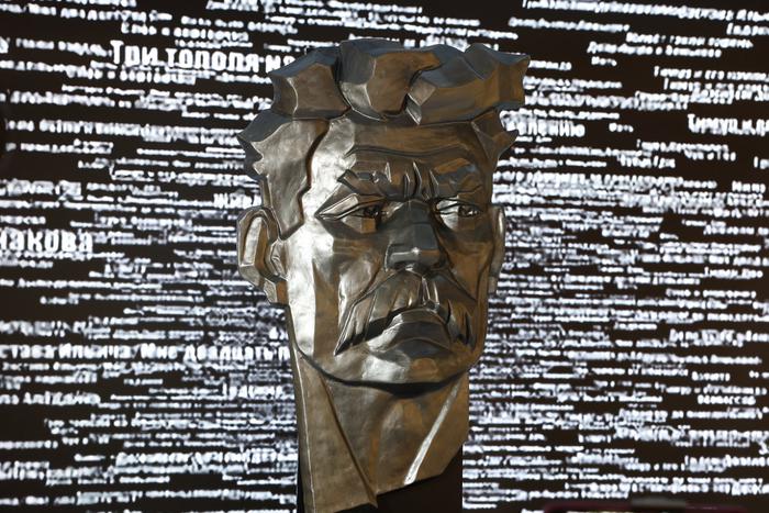 Кто создал барельеф Горького и что ещё смогут увидеть гости киностудии его имени