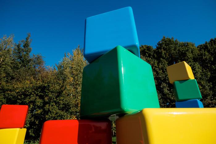 В "Сколково" приземлились инопланетяне и разместились кратеры из лозы