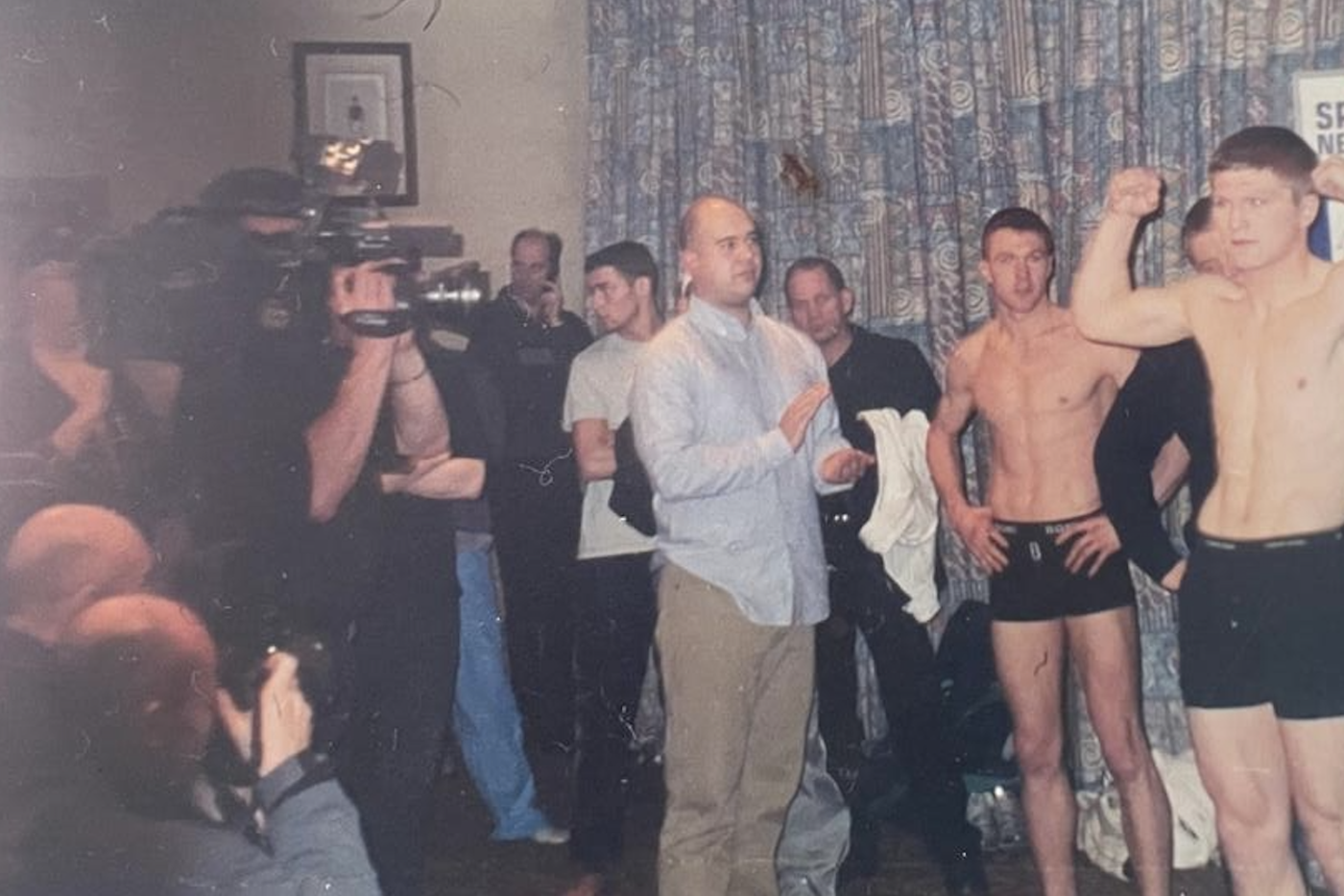 Хаттон вскинул руки, Криволапов стоит чуть дальше. Во время "битвы взглядов".