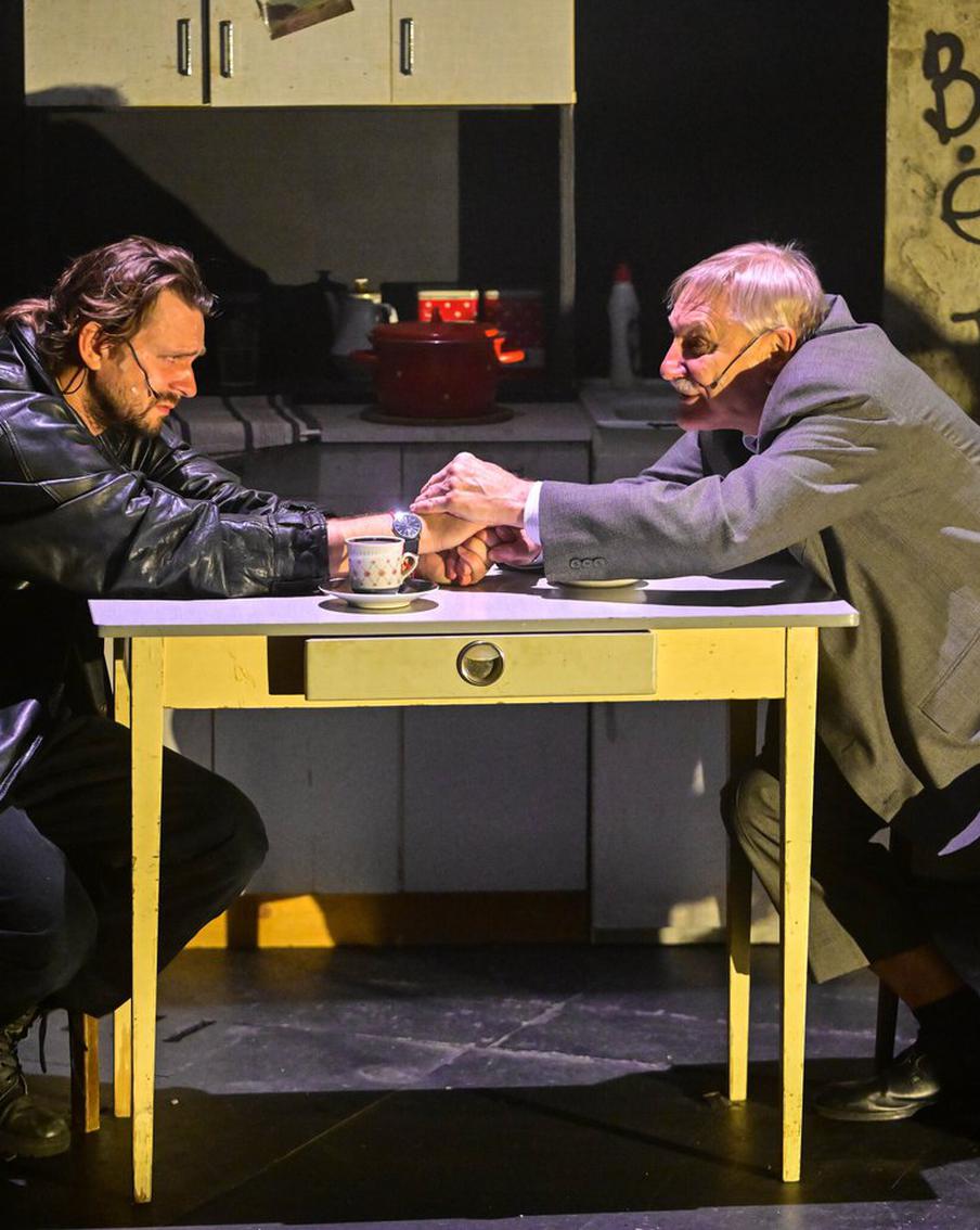 Сонное царство: в Театре Маяковского смешали сновидения и явь, сцену и зал