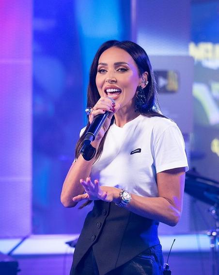 Алсу представила на радио новый хит и помогла жительнице Череповца выиграть слиток золота