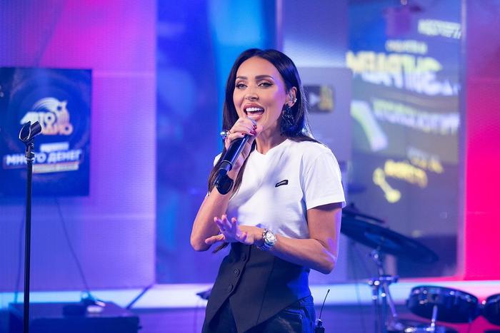 Алсу представила на радио новый хит и помогла жительнице Череповца выиграть слиток золота