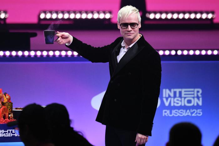 В Москве стартует "Интервидение": SHAMAN получил подарок от коллеги из Китая