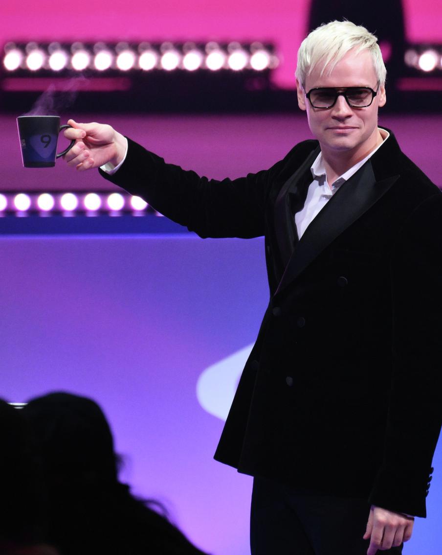 В Москве стартует "Интервидение": SHAMAN получил подарок от коллеги из Китая