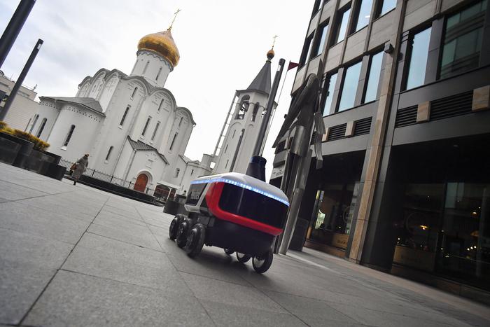 Более 200 роботов-доставщиков развозят в Москве свыше 1,5 тыс. заказов в сутки