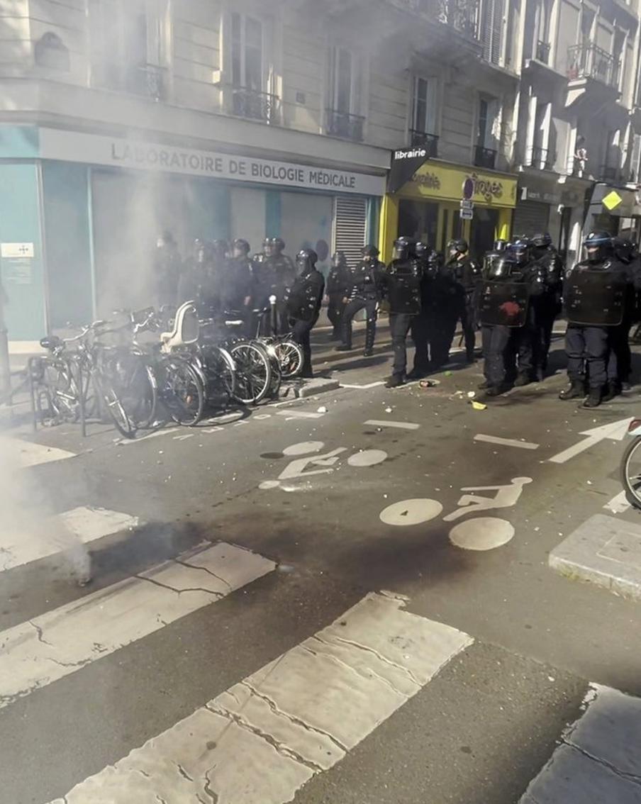 Эммануэль Макрон под ударом – антиправительственные протесты всколыхнули Францию