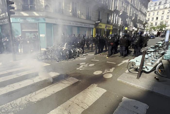 Эммануэль Макрон под ударом – антиправительственные протесты всколыхнули Францию