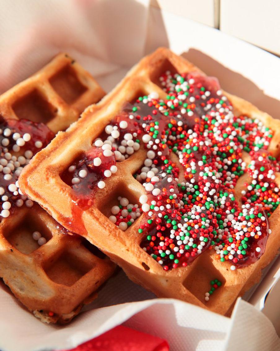 Участники столичного гастрофестиваля передают бойцам спецоперации продукты