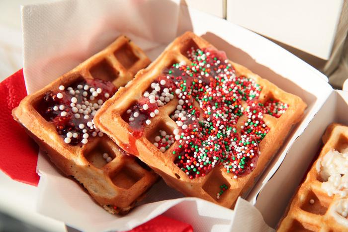 Участники столичного гастрофестиваля передают бойцам спецоперации продукты