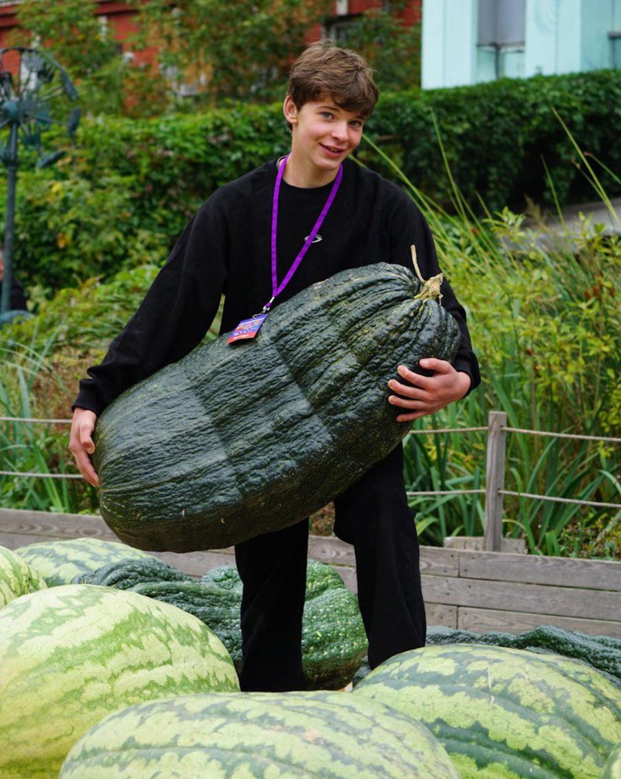 14-лений школьник Артём Ефремычев вырастил кабачок 44,33 кг. Это один из 20 его кабачков-гигантов – самый внушительный