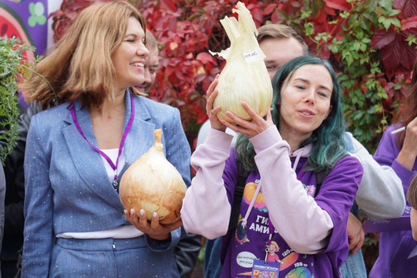 Если тыкву Наташа выращивала у брата на даче, то лук-гигант весом более 2 кг у себя на подоколннике