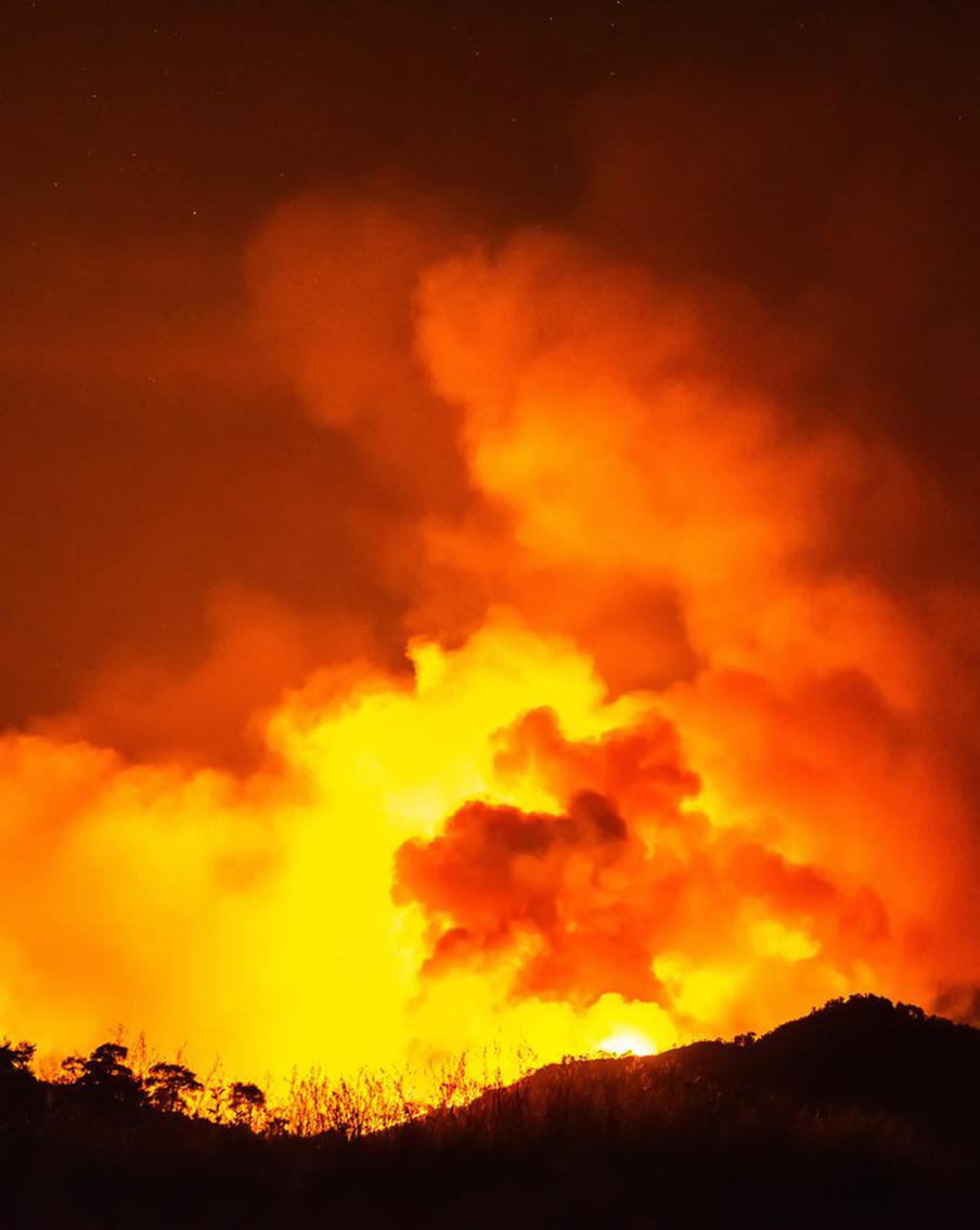 В одной из туристических провинций Турции пожарные активно борются с охватившими регион пожарами