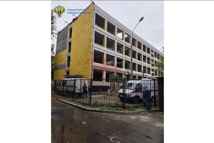 Экстренные службы работают на месте ЧП на востоке столицы