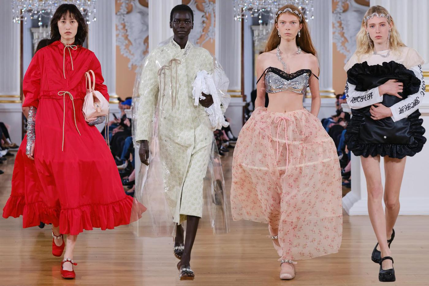 Модели на показе Simone Rocha.