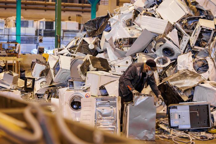 В Москве работает более 400 экоточек: как они помогают старой технике не умереть