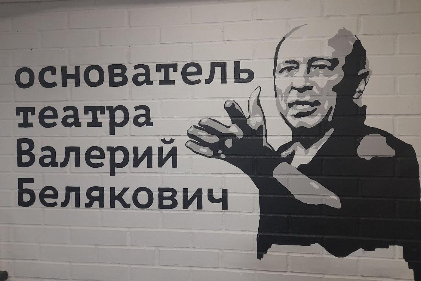 В фойе театра зрителей неизменно встречает Мастер, как называют его актёры.