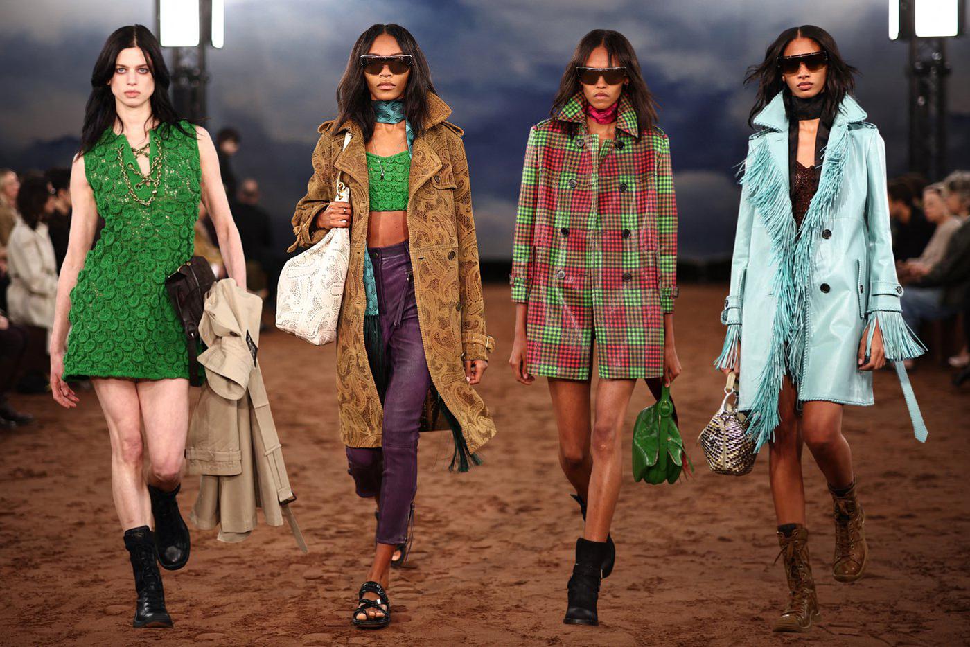 Модели на показе Burberry.