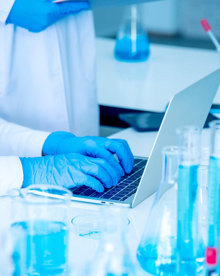 В России готовы в ближайшее время перейти к лечению пациентов мРНК-вакциной