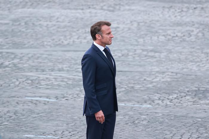 Макрона задержали полицейские в США, которые перекрыли улицы из-за Трампа