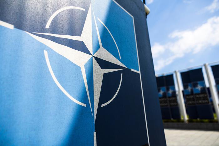 НАТО пригрозил решительным ответом на "безрассудные действия России"