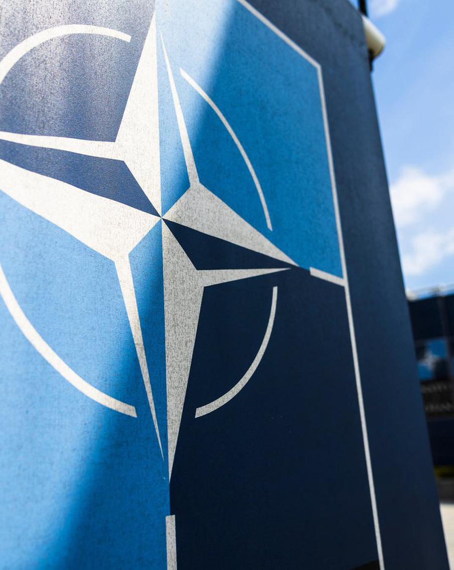 НАТО пригрозил решительным ответом на "безрассудные действия России"