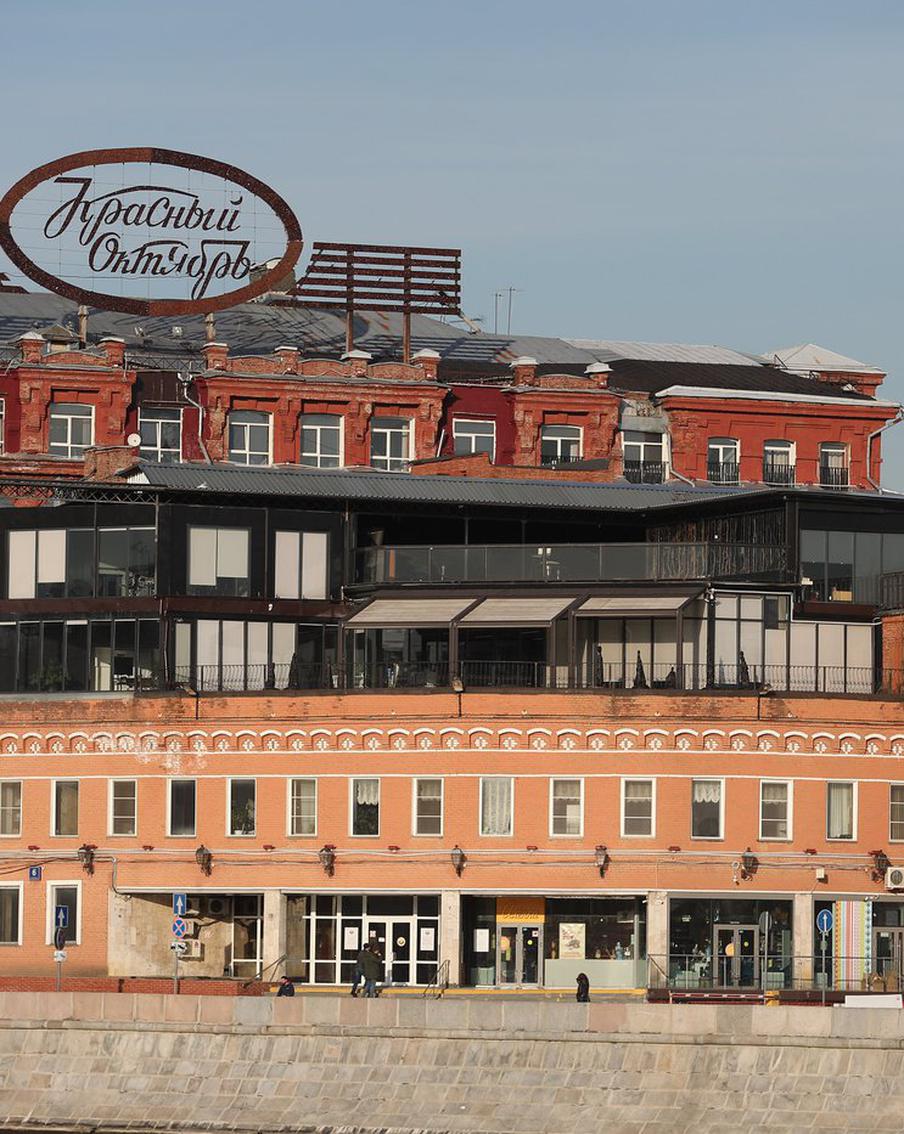 Афиша на 24 сентября: бродим по коридорам "Красного Октября", смотрим хоккей и ставим собственный спектакль