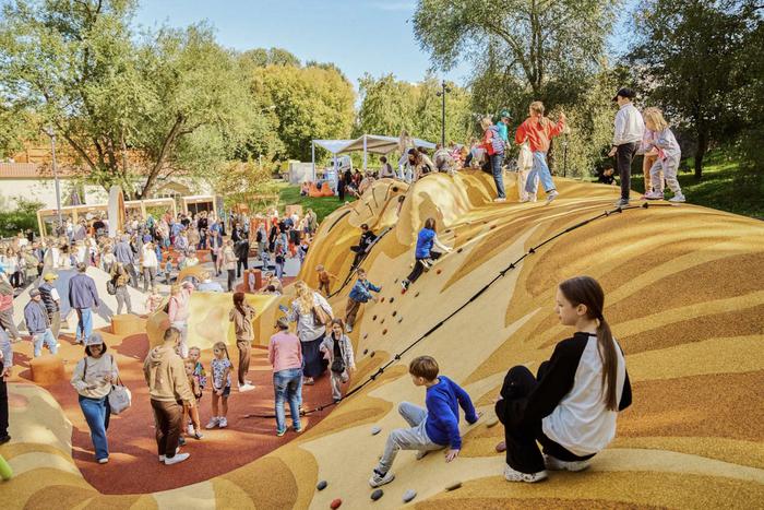 В рамках "Лета в Москве" бизнес вложил в развитие парков 275 млн рублей