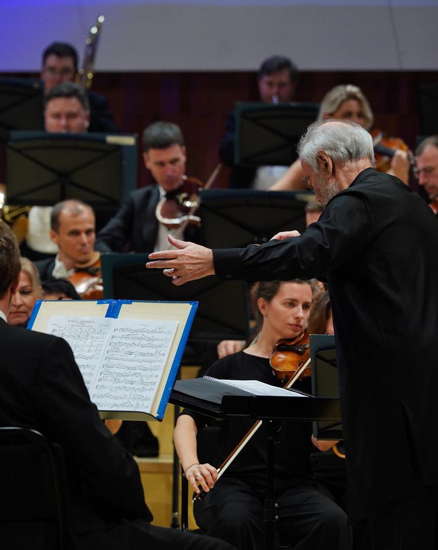 Афиша на 25 сентября: слушаем шедевры Шостаковича, играем в футбол и подбираем осенний уход для кожи