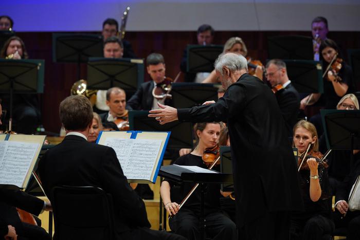 Афиша на 25 сентября: слушаем шедевры Шостаковича, играем в футбол и подбираем осенний уход для кожи