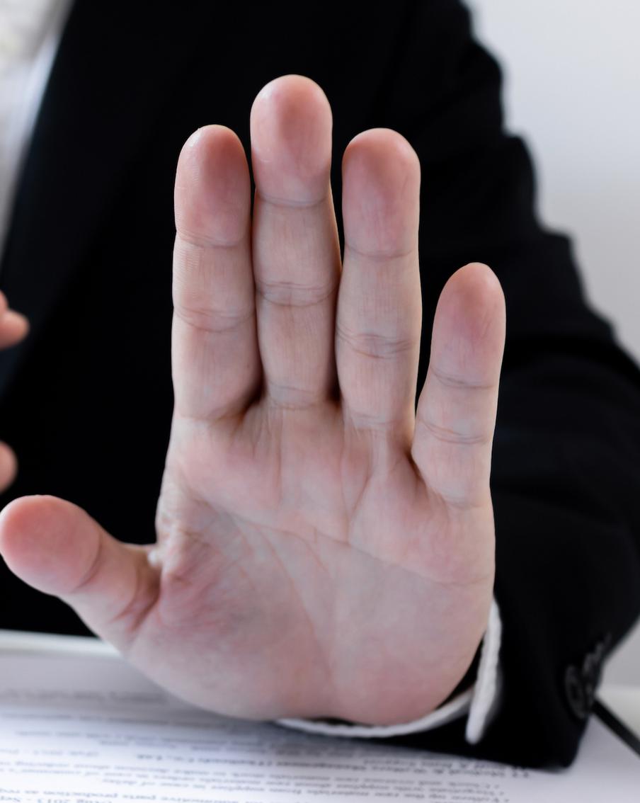 Конфеты или конверт: чем благодарность отличается от взятки