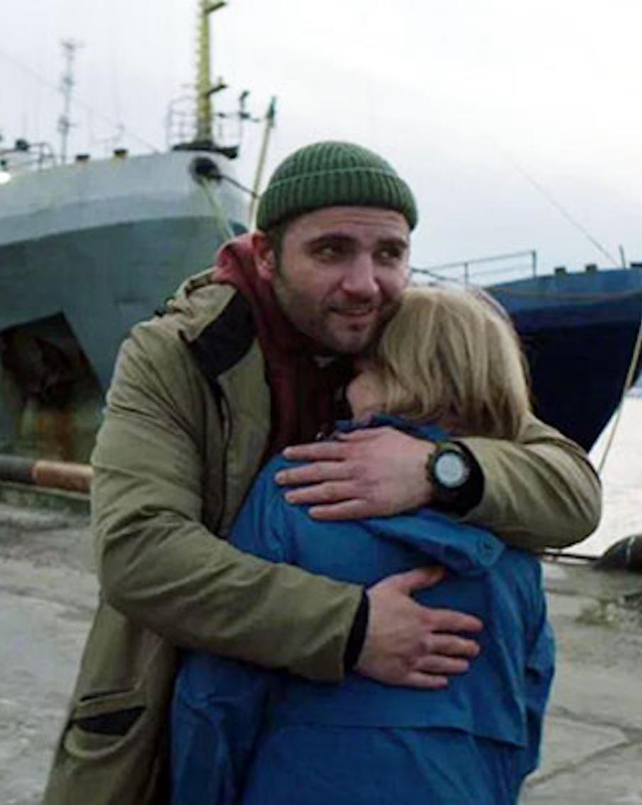 Боцман Максим Стоянов пришёл на почту за бандеролью, а встретил любовь. Каким получился последний фильм Натальи Назаровой "Филателия"