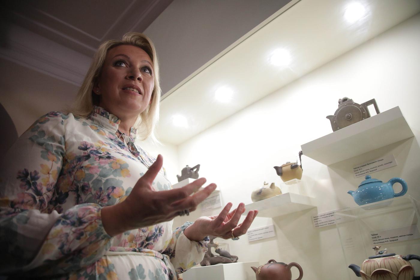 Мария Захарова рассказала, как облака и цикады появились на исинских чайниках