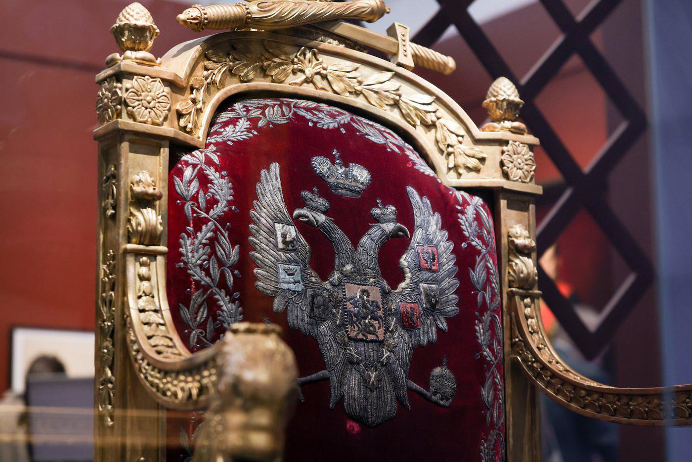 Кресло тронное императора Николая I из зала Общего собрания Правительствующего сената. Санкт-Петербург, 1834 год.