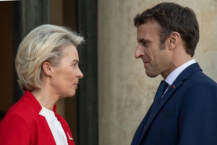 Главу Еврокомиссии обвинили в секретной переписке с Макроном