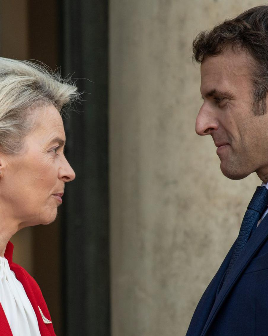 Главу Еврокомиссии обвинили в секретной переписке с Макроном