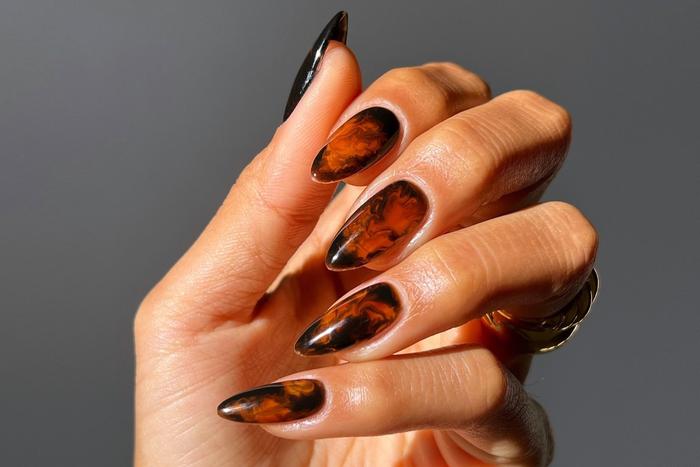 Осень на кончиках пальцев: всё о главных трендах маникюра